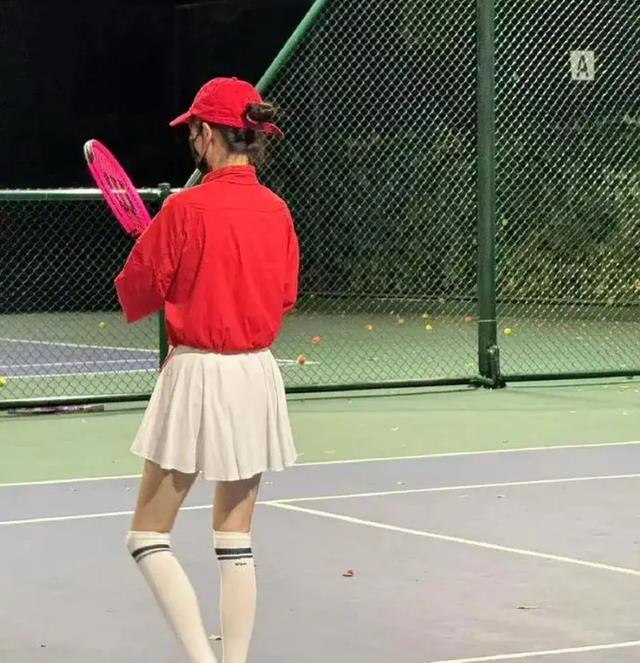 41岁唐嫣晒打网球照，身穿红色上衣搭配白色短裙，活力满满似少女