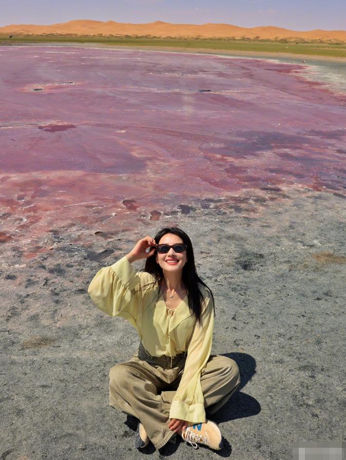 高圆圆带火了一种新穿法：薄纱衬衫+阔腿裤+运动鞋，时髦减龄