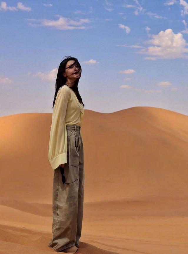 高圆圆带火了一种新穿法：薄纱衬衫+阔腿裤+运动鞋，时髦减龄