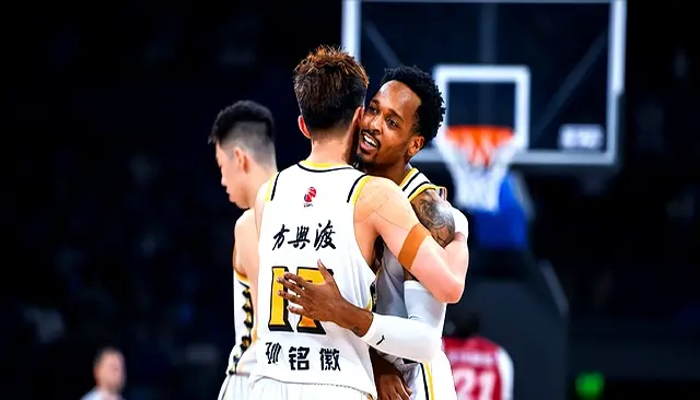 广东引援获良机，上海江苏官宣3换1交易，广厦夺冠功臣拒绝续约