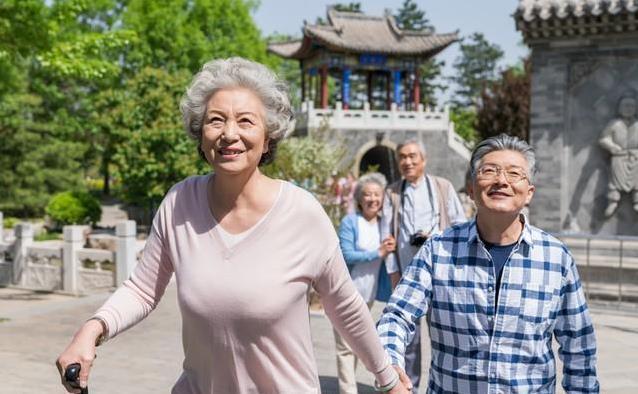 55岁后身体悄悄变，4件事比打麻将伤身，你还在做吗？