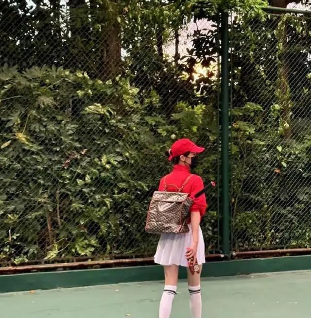 41岁唐嫣晒打网球照，身穿红色上衣搭配白色短裙，活力满满似少女
