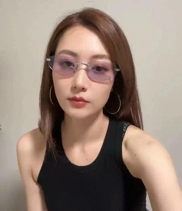 原来白冰都快40岁了，怎么看起来还是像20来岁啊，又美又显年轻！