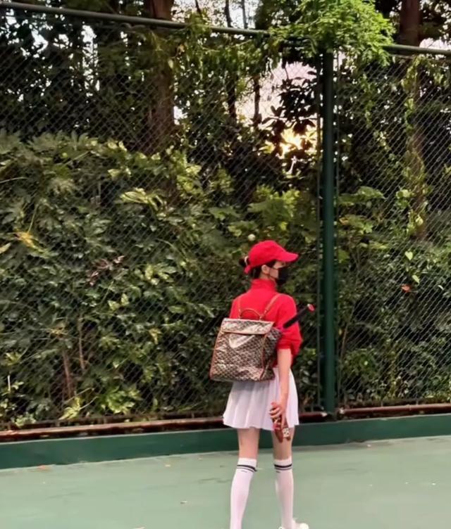 41岁唐嫣这状态绝了，网球场秀漫画腿，但2万块的包却像买菜袋