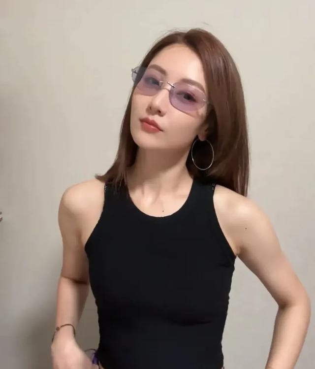 原来白冰都快40岁了，怎么看起来还是像20来岁啊，又美又显年轻！