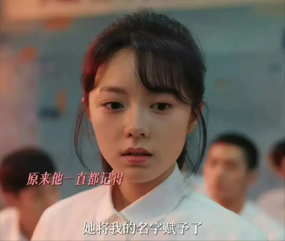 同样是演“高中生”，22岁赵今麦和27岁张凌赫同框时，感觉差辈了