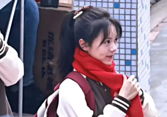 同样是演“高中生”，22岁赵今麦和27岁张凌赫同框时，感觉差辈了