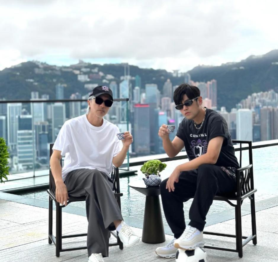 周星驰周杰伦维港并肩，唤醒两代人的青春记忆