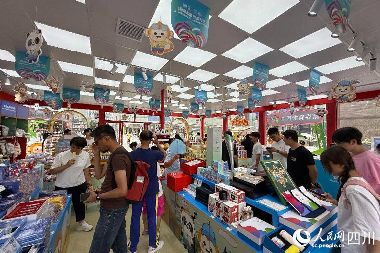 7月15日，位于成都市红星路广场的成都世运会官方特许商品零售店吸引市民和游客选购。人民网记者 朱虹摄