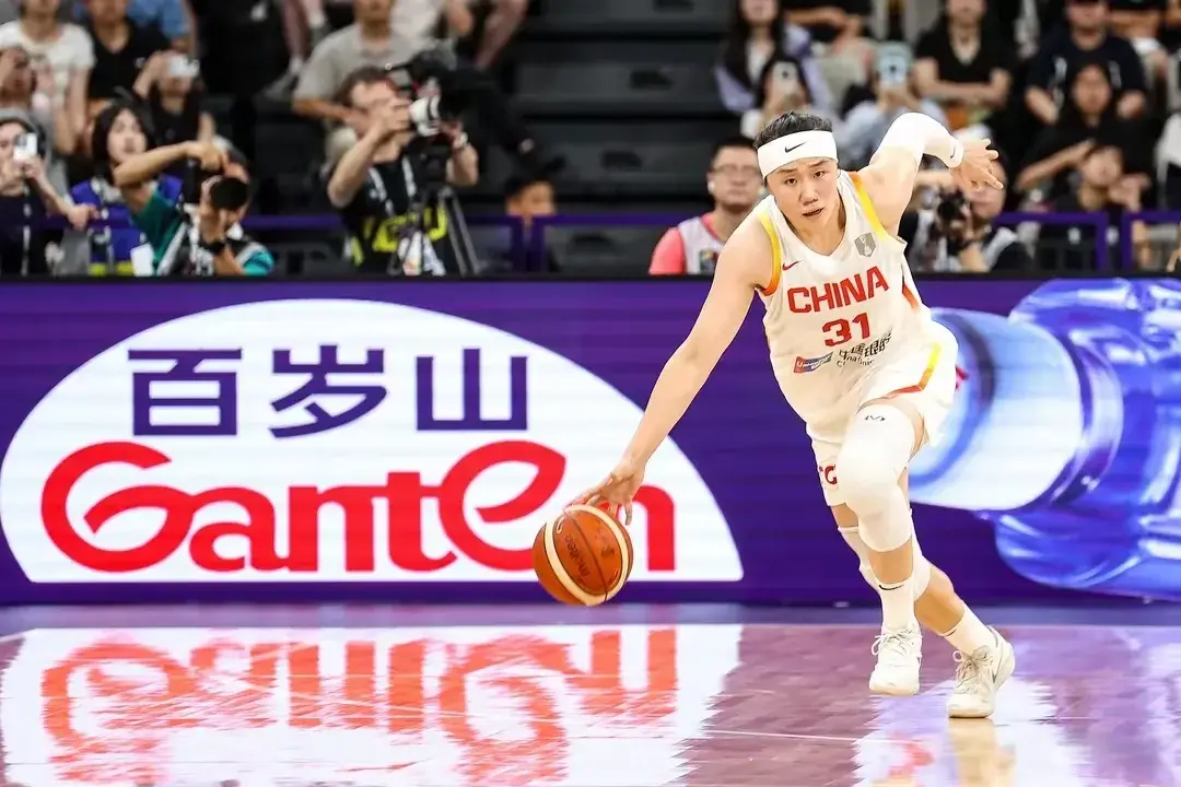 宫鲁鸣不喜欢花里胡哨，贾塞琪为何还戴着发带上场比赛？