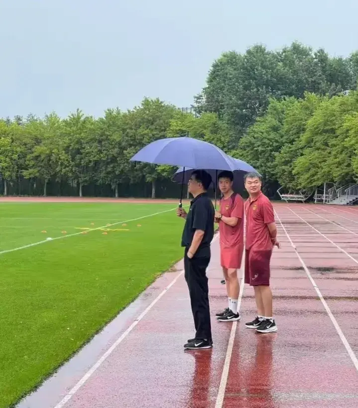 恭喜！国足迎利好消息？曝前曼城教练竞聘主帅，曾率队22场不败
