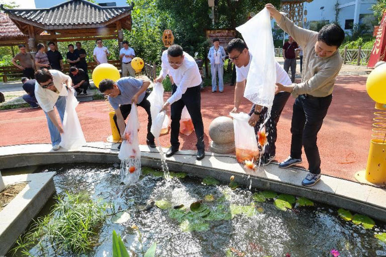 江苏宜兴市西渚镇白塔村与企共建结硕果