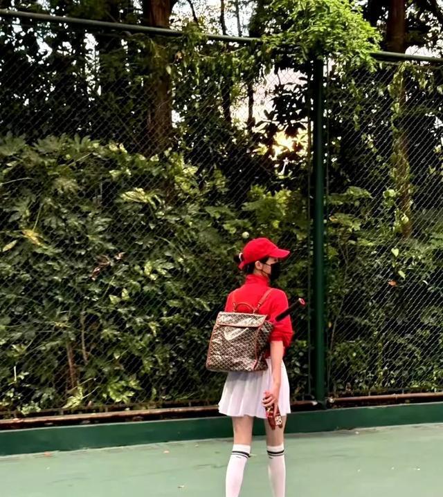唐嫣打网球近照曝光，少女感与好身材惊艳众人