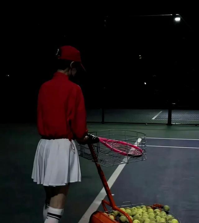 唐嫣打网球近照曝光，少女感与好身材惊艳众人