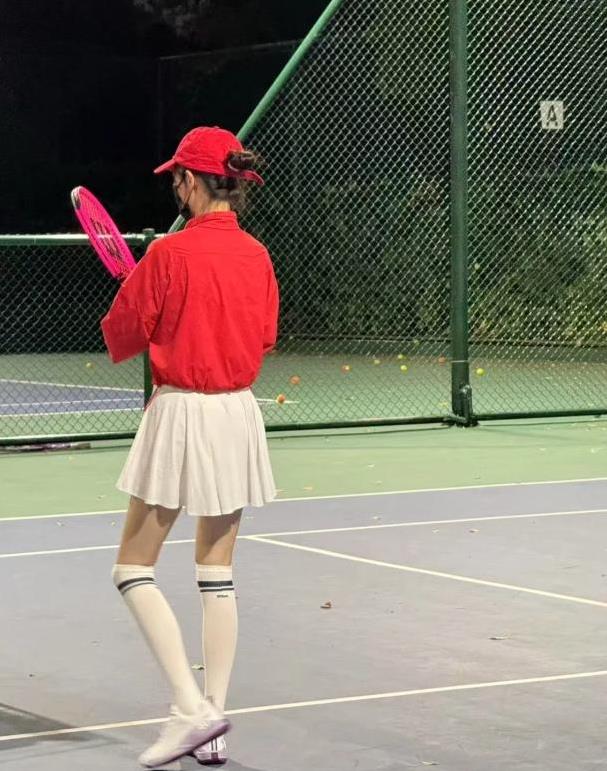 41岁唐嫣网球场挥拍惊艳，红衬衫白裙似少女，2万包只为装球拍？