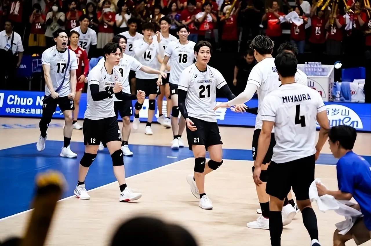 3-2！亚洲劲旅绝地翻盘，关键一胜价值千金，男排总决赛席位稳了