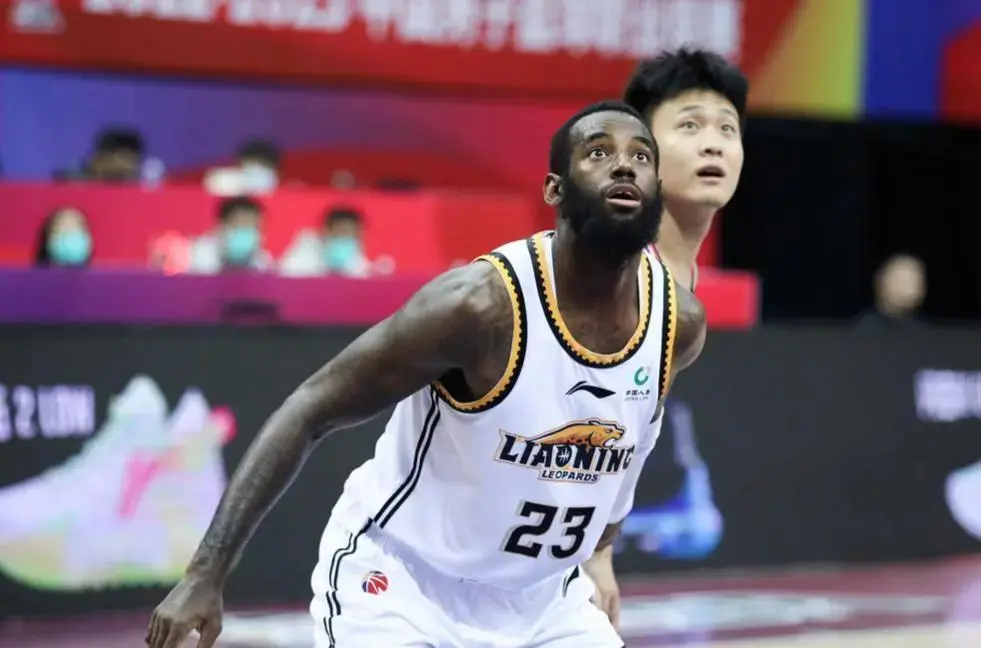 辽宁旧将转投争冠对手，杨鸣考察内线外援，北控高薪弃将自愿加盟