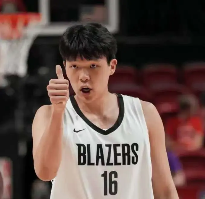 引进利拉德后，开拓者14+2阵容出炉，双枪+6个铁闸，瀚森成基石？