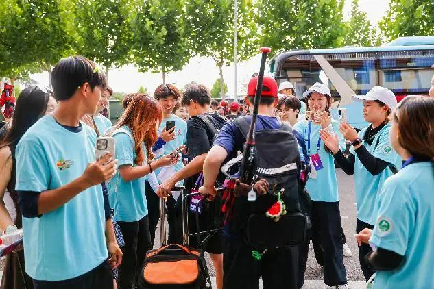 舞蹈生当翻译 体能研究生送冰块 西安体院志愿者硬核保障女垒亚洲杯