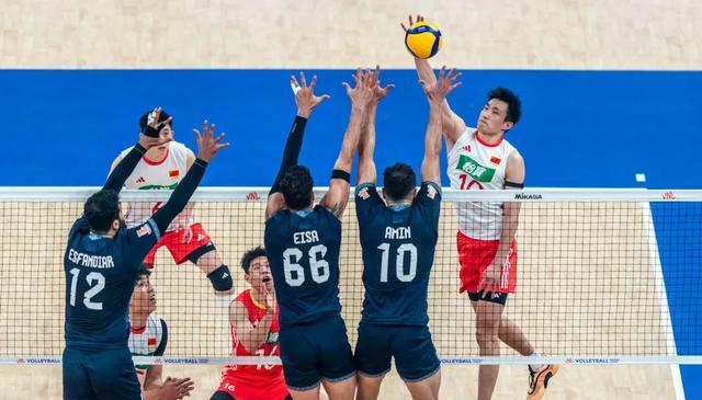 中国男排不敌伊朗 遭遇七连败 主帅：我没有看到队员自信的去处理球