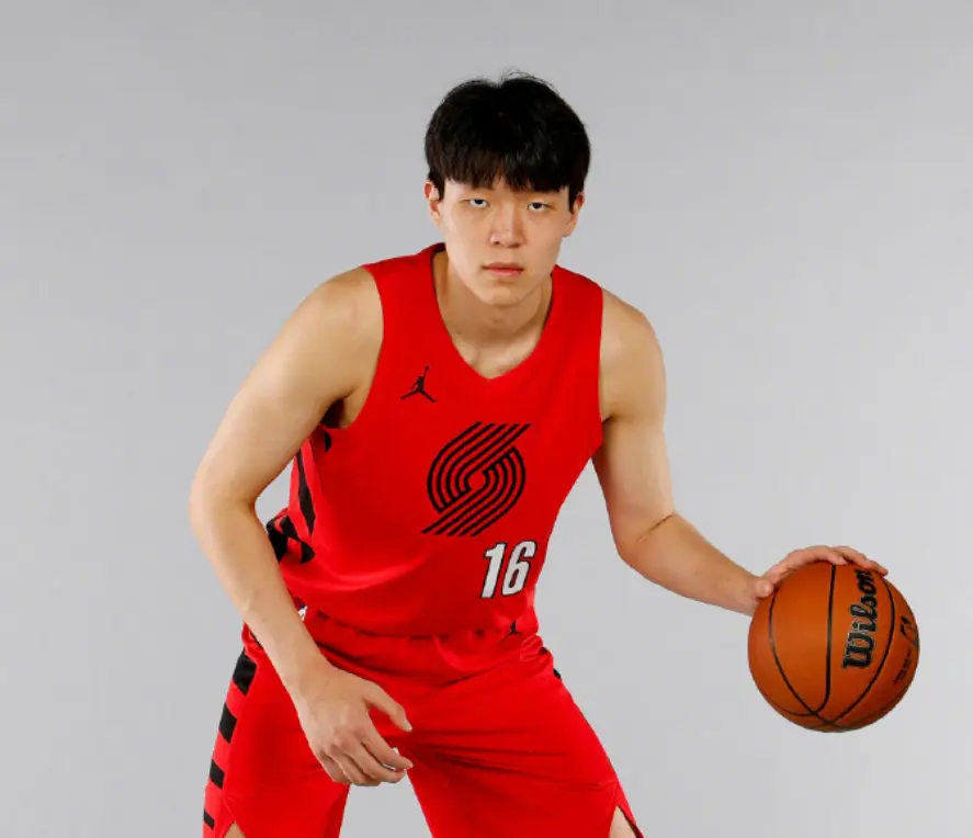 再一次低开高走！杨瀚森单场篮板创新高，率队大胜火箭
