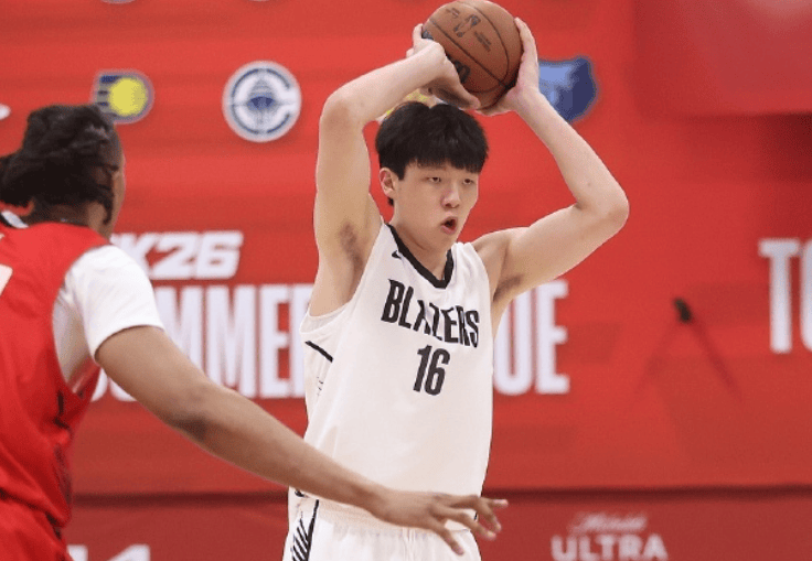 媒体人：杨瀚森今日进步体现在篮板球，每次小考都在变好