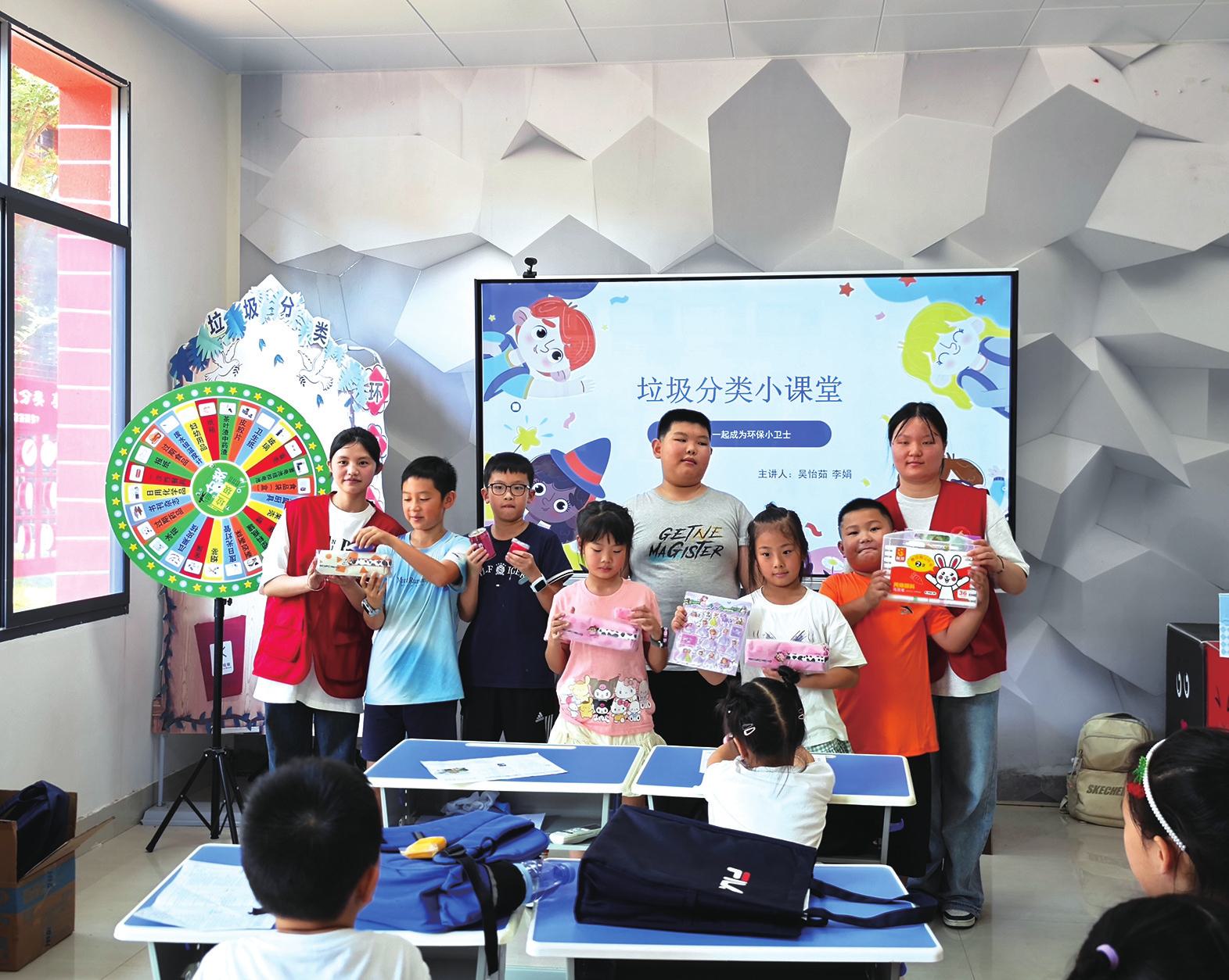 大手牵小手 垃圾分类“童”步走