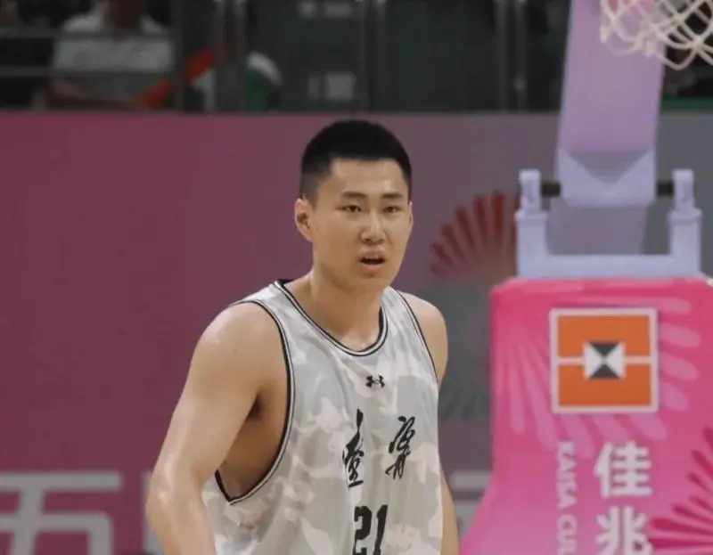 辽篮休赛期连签两人，杨鸣钦点青训内线回归，名宿之子已到队合练