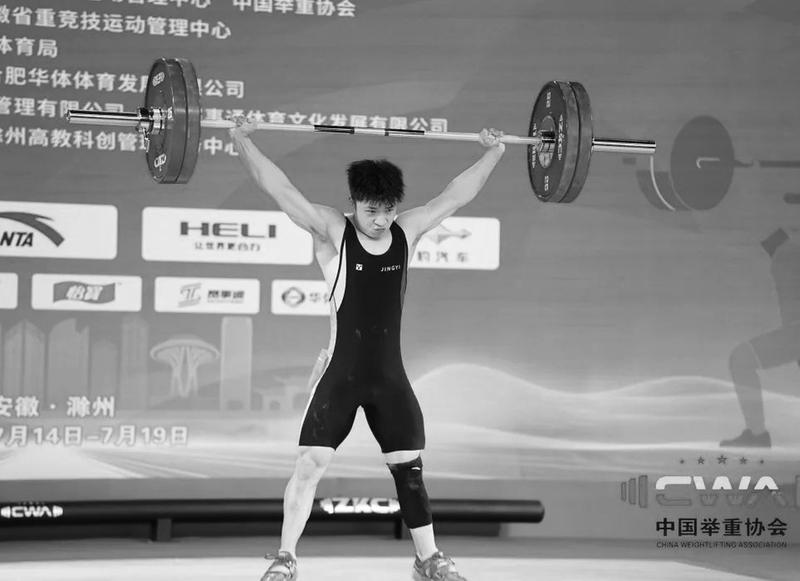 举重“小巨人”独揽三金