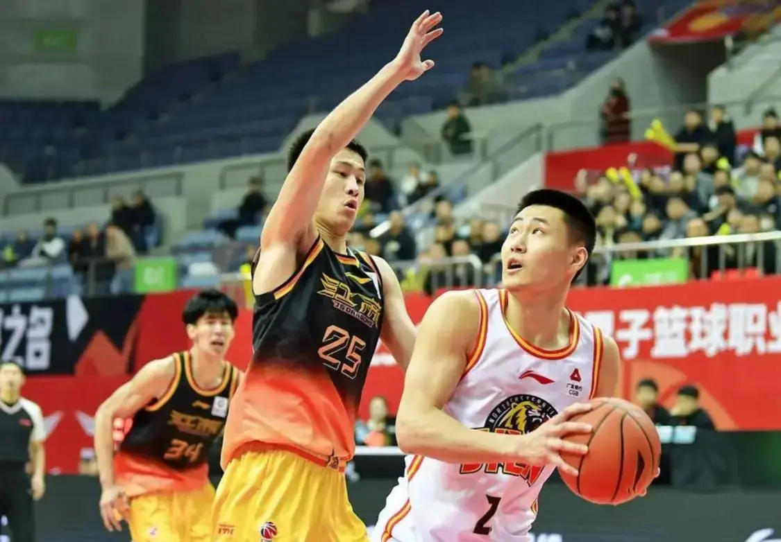辽篮休赛期连签两人，杨鸣钦点青训内线回归，名宿之子已到队合练