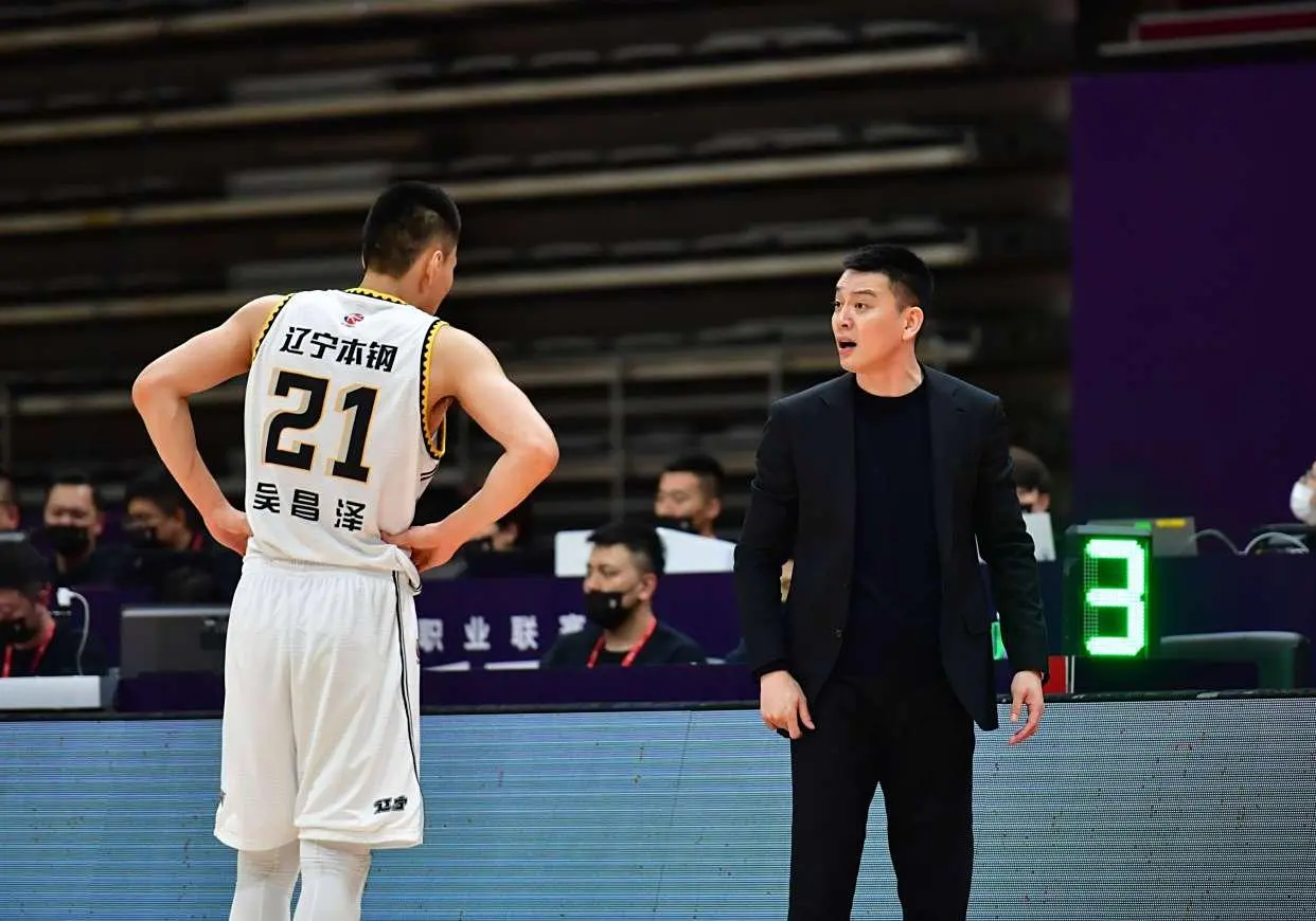 辽篮休赛期连签两人，杨鸣钦点青训内线回归，名宿之子已到队合练