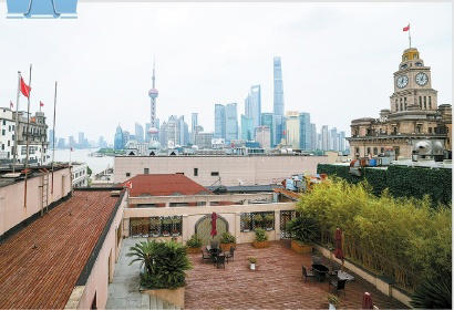 在“外滩FTC”的顶楼露台，可以远眺黄浦江和陆家嘴建筑群。
