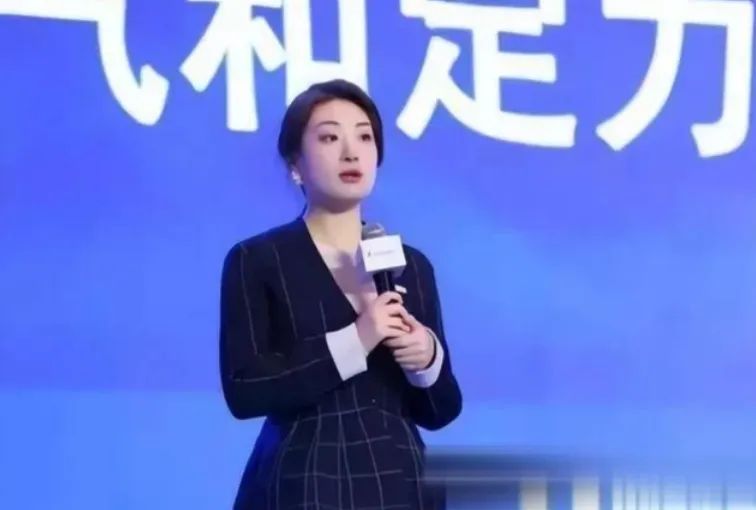 2025��7��17�գ����ݵĿ���ճ�����񻯲������ǽ���һ�����ŷ籩�����ģ���������ڸ�����������µľ޴�칫����  ����һ��СС�����շ��������죬Ц���˼���š�����ǰһ�죬���ոձ���λͬ����ĸ�ĵ��ø��Ϸ�ͥ�� �����죬��һ���ش��ݺ���