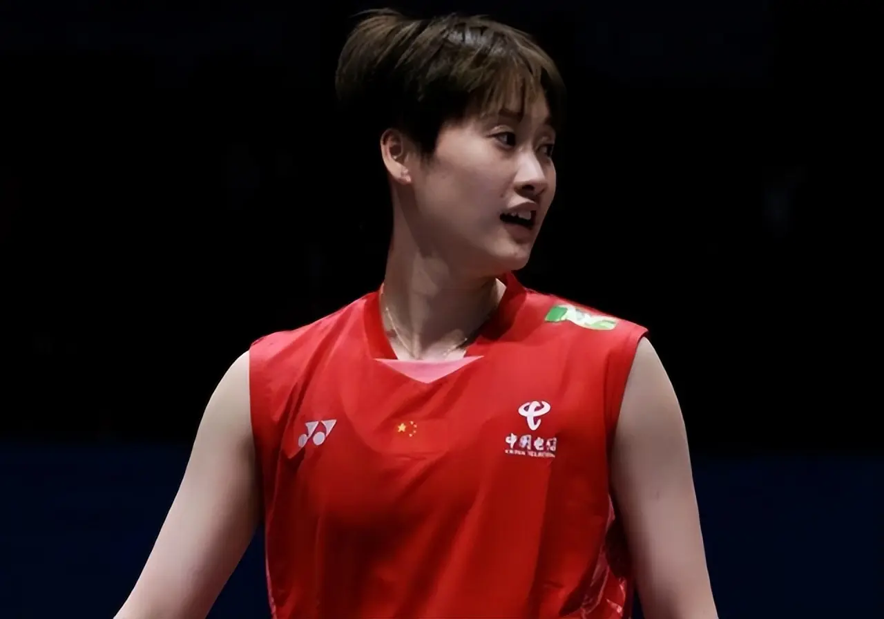 2-0！石宇奇挺进四强，守住国羽男单夺冠希望，陈雨菲完败安洗莹