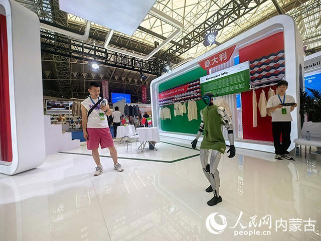 展会现场机器人展示。主办方供图
