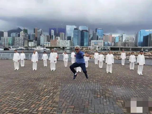 香港男星现身活动，赌王四太捧场，曾赌输200万靠冷门生意翻身