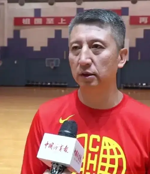 中国男篮回国备战热身赛，锋线又添新兵，又一名实力派球员回归