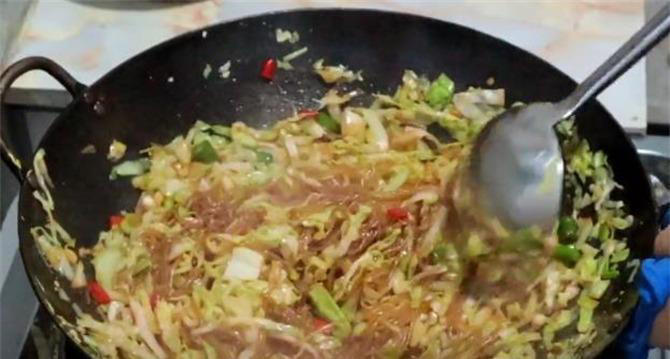 原来包菜炒粉条是这样做，难怪以前做的不好吃老粘锅，技巧在这里