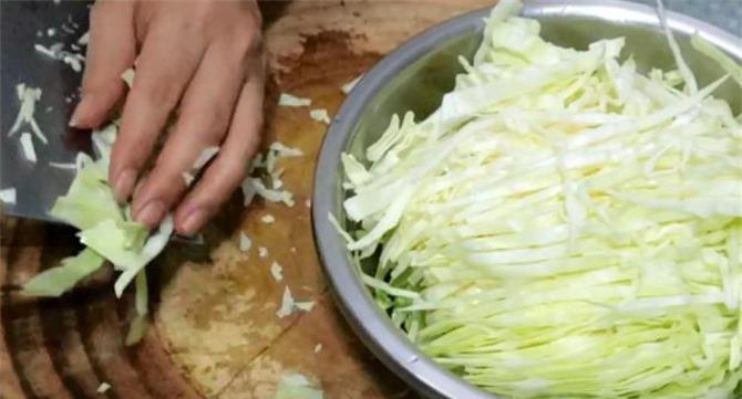 原来包菜炒粉条是这样做，难怪以前做的不好吃老粘锅，技巧在这里