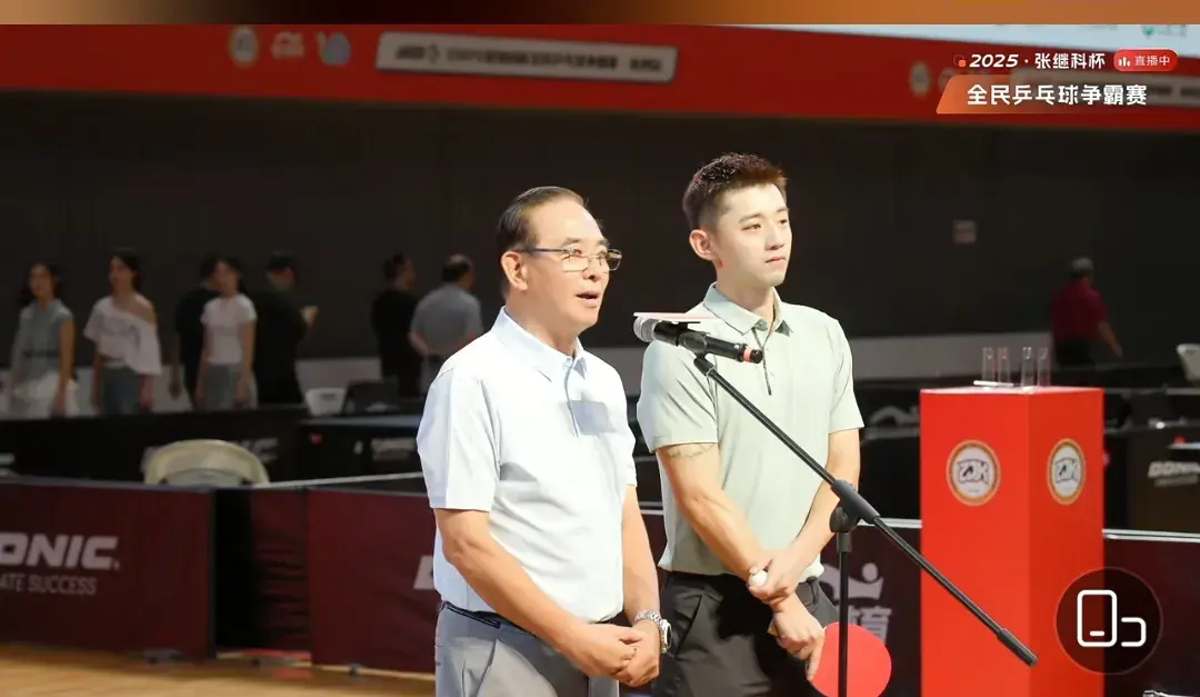 樊振东空降上海市“国球三进”争霸赛现场，现场气氛热烈！