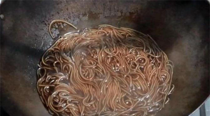 原来包菜炒粉条是这样做，难怪以前做的不好吃老粘锅，技巧在这里