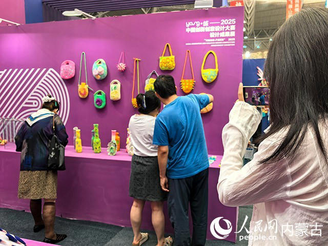 游客观赏展会展品。主办方供图