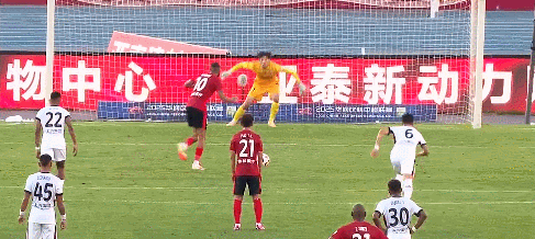 中超|上海海港3-1亚泰重返前三 现场无人机逼停比赛