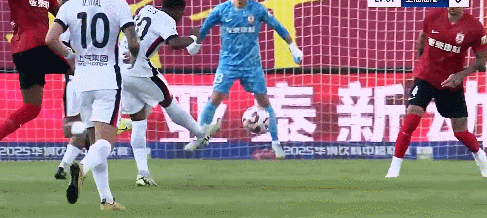 中超|上海海港3-1亚泰重返前三 现场无人机逼停比赛