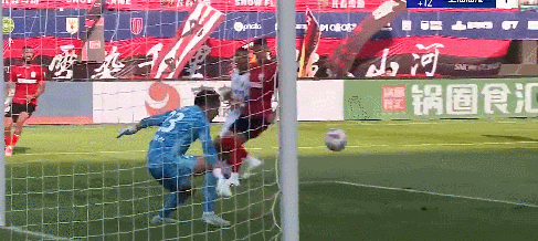中超|上海海港3-1亚泰重返前三 现场无人机逼停比赛