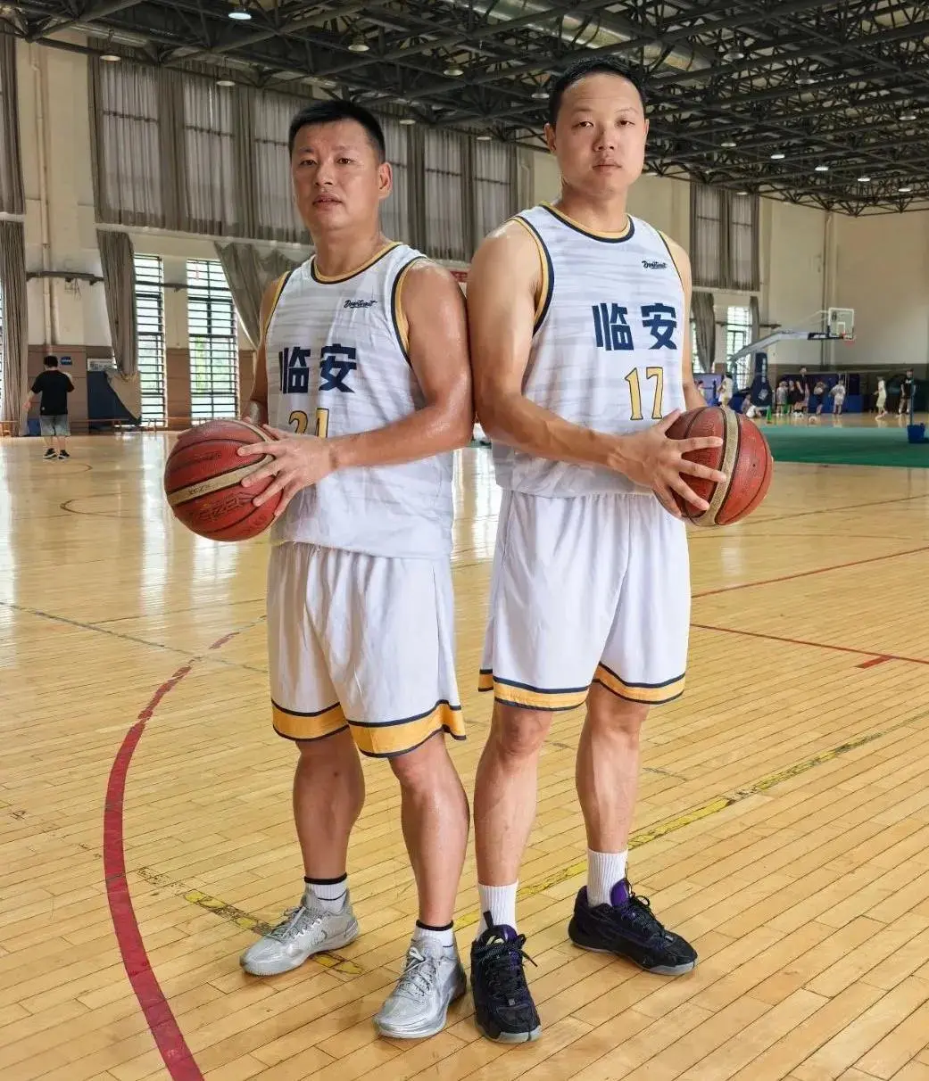 管道工变身控卫和前锋，“浙BA”临安队的“水务兄弟”太硬核