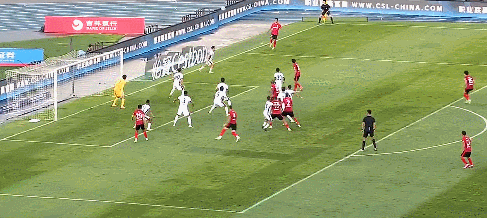 中超|上海海港3-1亚泰重返前三 现场无人机逼停比赛