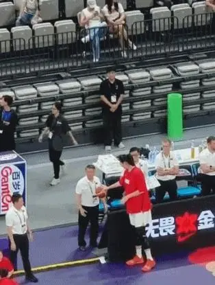 小孩姐太逗了！网友拍摄到张子宇“戏耍”宫鲁鸣 两人相差50岁