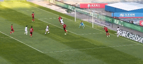 中超|上海海港3-1亚泰重返前三 现场无人机逼停比赛