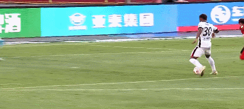 中超|上海海港3-1亚泰重返前三 现场无人机逼停比赛